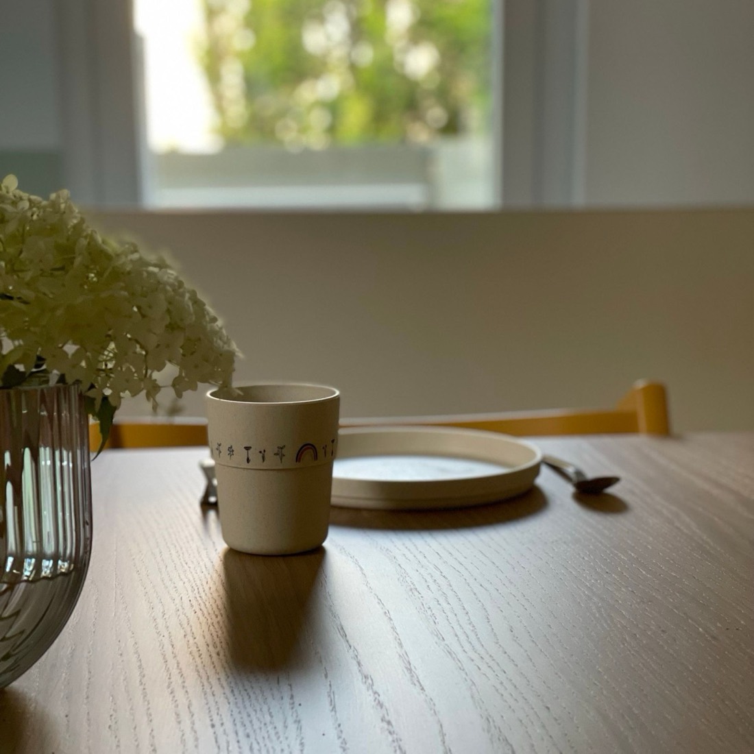 Essbereich mit kleinem Tisch und Stühlen